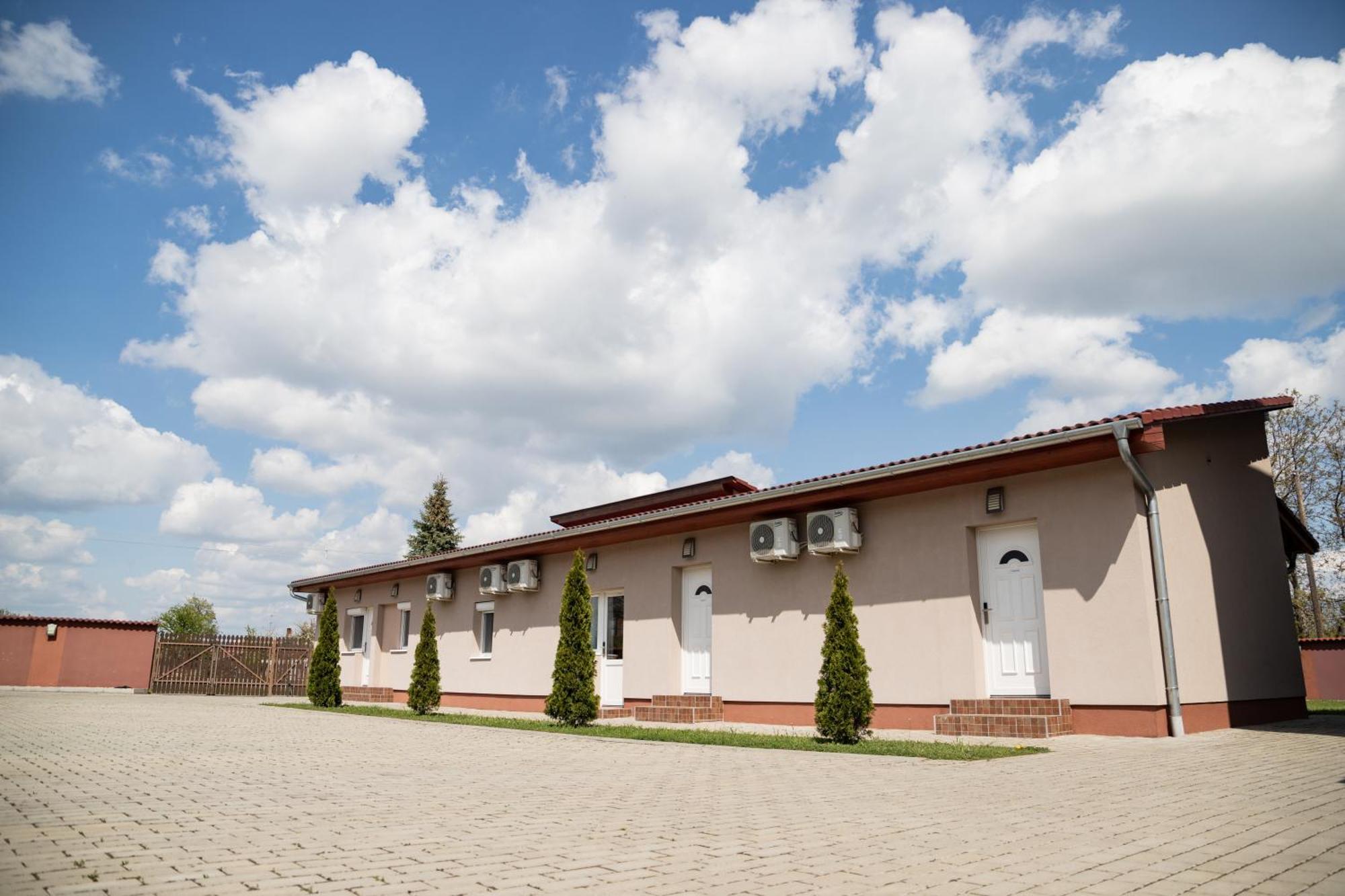 Farkas Villa Apartmanok Mórahalom Exterior foto